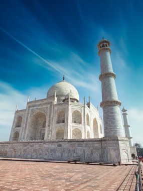 Tac Mahal, Hindistan 'ın Agra kentindeki Yamuna nehrinin kıyısında fildişi beyazı mermer bir mozoledir. 1632 'de Babür İmparatoru tarafından en sevdiği karısının mezarını saklamak için yaptırıldı..