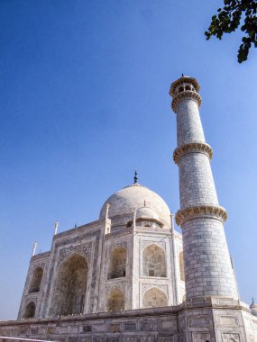 Tac Mahal, Hindistan 'ın Agra kentindeki Yamuna nehrinin kıyısında fildişi beyazı mermer bir mozoledir. 1632 'de Babür İmparatoru tarafından en sevdiği karısının mezarını saklamak için yaptırıldı..