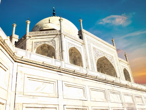 泰姬陵 Taj Mahal 是位于印度阿格拉市亚穆纳河畔的一座象牙白色大理石陵墓 1632年 受莫卧儿皇帝的委托 为他心爱的妻子安葬了坟墓 — 图库照片