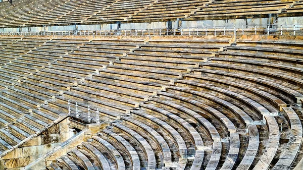 Panathinaiko Stadyumu veya kallimarmaro Atina'da (1896 yılında ilk modern Olimpiyat oyunlarına ev sahipliği)