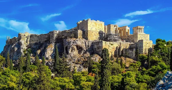 在右边是雅典娜 耐克神庙的雅典卫城景观 照片来自Areopagus Hill — 图库照片
