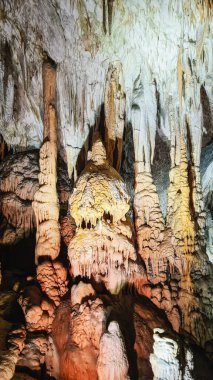 Postojna Mağara Parkı 'nın içindeki patikada güzel sarkıtlar
