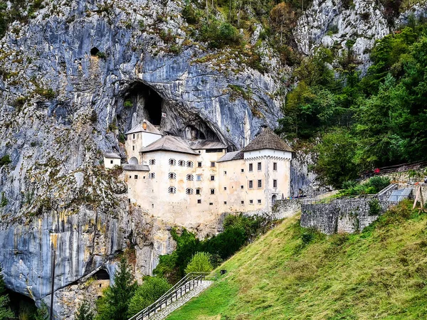 Predjama Slovenia Wspaniały Kamienny Zamek Zbudowany Przed Wejściem Jaskini Osłonięty — Zdjęcie stockowe