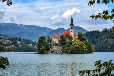 Küçük adadaki St. Mary Kilisesi ile kan gölüne döndü. Kan, Slovenya, Avrupa.