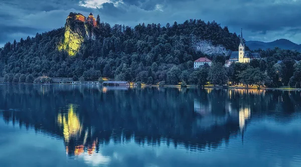 Iluminado Bled Castle Bled Lake Eslovênia Noite Refletido Superfície Água — Fotografia de Stock