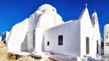 Beyazlatılmış Panagia Paraportiani, Mikonos adasında kilise haçı ve mavi gökyüzü Yunanistan