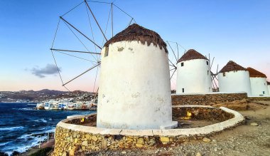 Geleneksel yel değirmenleri, gün batımında Mykonos 'un sembolü, Yunanistan