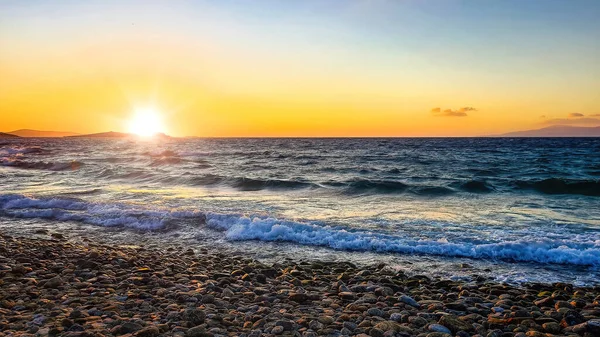 Una Puesta Sol Brillante Playa Del Océano —  Fotos de Stock