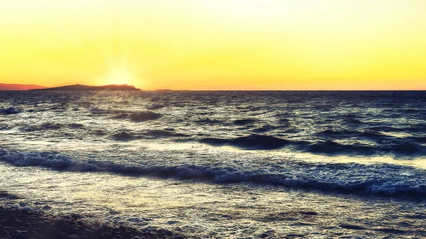 Pôr Sol Colorido Mar Egeu Largo Costa Míconos Grécia — Fotografia de Stock