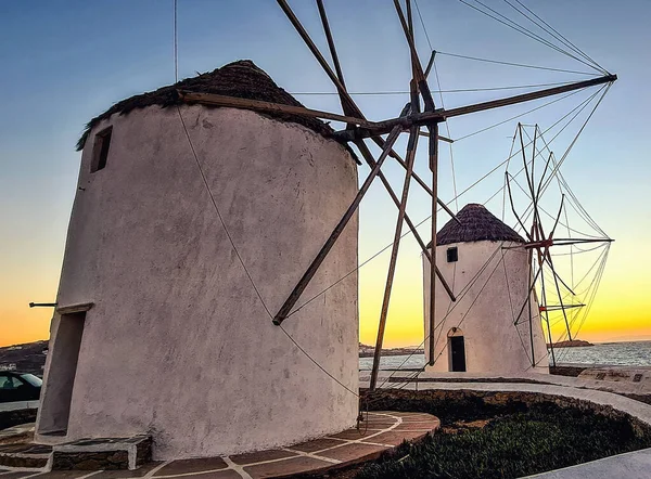 Tradycyjne Wiatraki Symbol Mykonos Zachodzie Słońca Grecja — Zdjęcie stockowe
