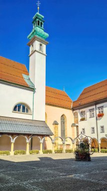 Dominik manastırı 13. yüzyılda Drava nehrinin yanında Dominik Düzeni ve Ptuj 'da bir kale tarafından kuruldu.