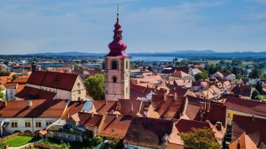St. George Kilisesi ve Slovenya 'nın eski Ptuj kasabası manzarası