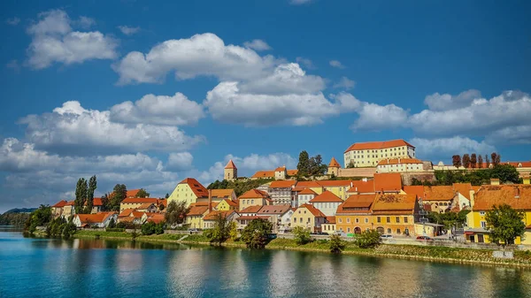Hermosa Vista Antigua Ciudad Eslovena Ptuj Reflejada Agua — Foto de Stock