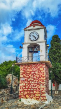 Yunanistan 'ın Skiathos adasındaki Skiathos Town' daki Agios Nikolaos Kilisesi 'nin saat ve çan kulesi..