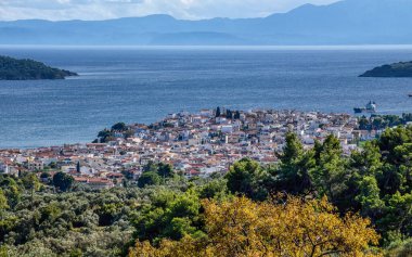 Yaz döneminde Yunanistan 'ın Sporades kentindeki Skiathos Adası' nın cennet manzarası