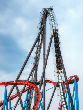 Mavi gökyüzünde, güneşli bir günde hız treninde döngü kurmak