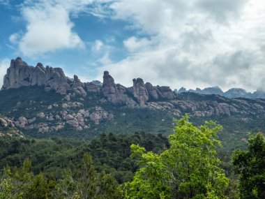 Montserrat Boğazı 'nın panoramik manzarası. Monestir Santa Maria de Montserrat