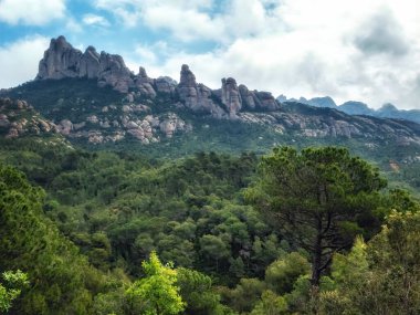 Montserrat Boğazı 'nın panoramik manzarası. Monestir Santa Maria de Montserrat