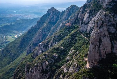 Barcelona, İspanya yakınındaki Monterrat Abbey Dağı uçurumdaki Santa Cova Şapel