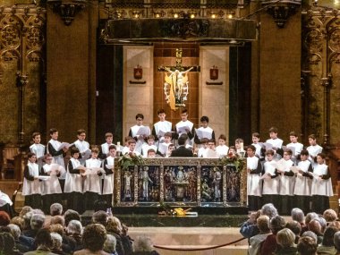 Montserrat, Katalonya, İspanya - 08 Mayıs 2018: Erkekler korosu Montserrat manastırında şarkı söylüyor - (Monestir Santa Maria de Montserrat).