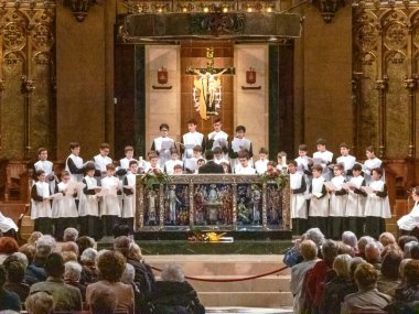 Montserrat, Katalonya, İspanya - 08 Mayıs 2018: Erkekler korosu Montserrat manastırında şarkı söylüyor - (Monestir Santa Maria de Montserrat).