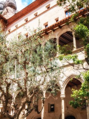 İspanya 'daki Montserrat manastırında antik kemerler