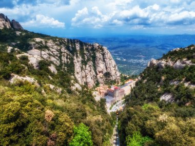 İspanya 'nın Barselona bölgesindeki ünlü Montserrat Manastırı manzaralı dağ manzarası