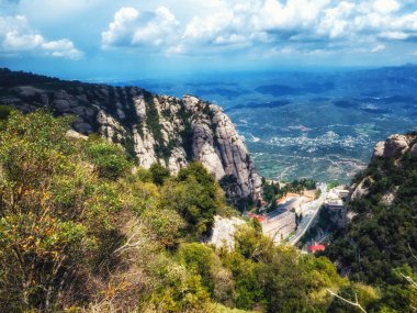 İspanya 'nın Barselona bölgesindeki ünlü Montserrat Manastırı manzaralı dağ manzarası