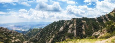 Montserrat İspanya 'nın Katalonya kentinde Barcelona kenti yakınlarında bulunan çok tepeli bir dağdır. Katalan Kıyı Öncesi Dağları 'nın bir parçasıdır..