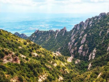 Montserrat İspanya 'nın Katalonya kentinde Barcelona kenti yakınlarında bulunan çok tepeli bir dağdır. Katalan Kıyı Öncesi Dağları 'nın bir parçasıdır..