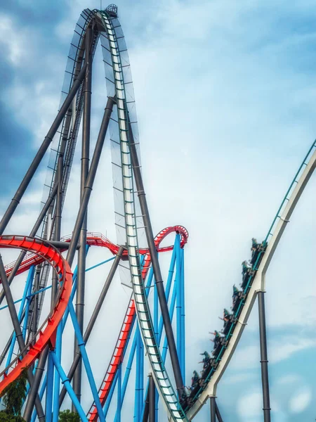 Mavi gökyüzünde, güneşli bir günde hız treninde döngü kurmak