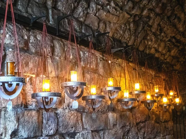 Grupo Velas Votivas Acesas Para Devoção Uma Pedra Antiga Feita — Fotografia de Stock