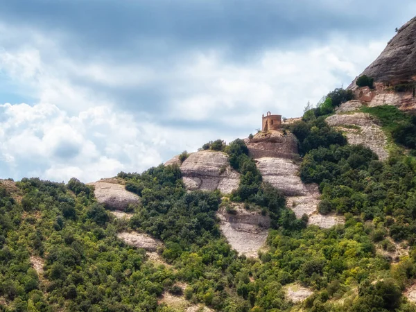 スペイン カタルーニャ州 山の中腹にあるモンセラット山と礼拝堂 — ストック写真