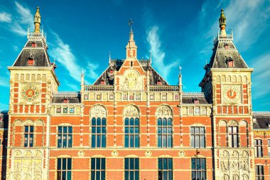 Amsterdam Merkez İstasyonu, Hollanda başkentinin merkez istasyonu. 1881 ve 1889 yılları arasında P.J.H. tarafından tasarlanmış. Cuypers, A.L. Van Gendt ve L.J. Eijmer; Amsterdam, Hollanda