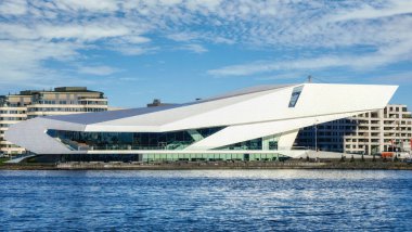 Amsterdam, Hollanda - 21 Aralık 2021: Limanın kuzey kıyısındaki Het IJ adlı Göz Filmleri Müzesi 'nin fütüristik yapısı
