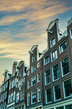 Amsterdam, Hollanda 'nın merkezindeki kanal evleri..