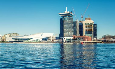 Amsterdam, Hollanda - 21 Aralık 2021 Amsterdam Göz Filmleri Müzesi, Adam Lookout ve IJ Nehri, Amsterdam, Hollanda