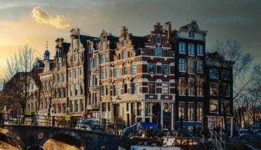 Amsterdam UNESCO Dünya Mirası sahasında Brouwersgracht ve Prinsengracht 'ın köşesindeki renkli geleneksel kanal evleri
