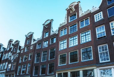 Hollanda 'daki Amsterdam Kanal Evlerinin cepheleri.