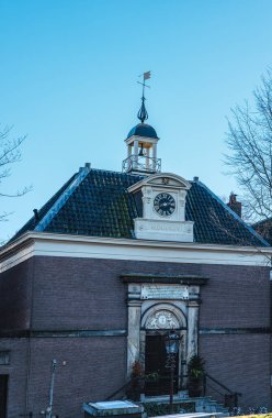 Hofje Star van Brienen (Brienen Avlu Yıldızı), Prinsengracht 89-133 'te yer almaktadır. 1804 'te yoksul Katolikler için inşa edildi..