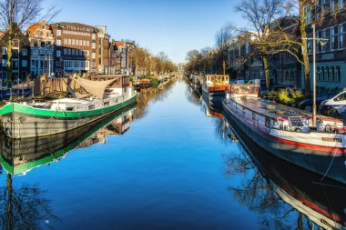 Amsterdam, Hollanda - 21 Aralık 2021: Tarihi kanallar ve şehir manzarası.