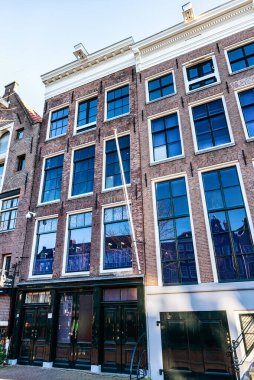 Amsterdam, Hollanda - 21 Aralık 2021: Savaş sırasında evinde saklanırken günlüğünü yazan Yahudi kız Anne Frank Müzesi.