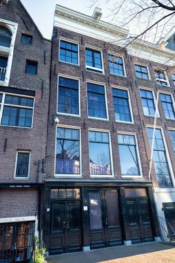 Amsterdam, Hollanda - 21 Aralık 2021: Savaş sırasında evinde saklanırken günlüğünü yazan Yahudi kız Anne Frank Müzesi.