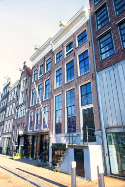 Amsterdam, Hollanda - 21 Aralık 2021: Savaş sırasında evinde saklanırken günlüğünü yazan Yahudi kız Anne Frank Müzesi.
