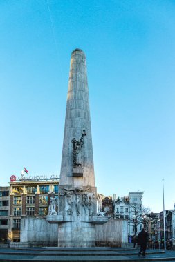 Amsterdam, Hollanda - 21 Aralık 2021: Baraj Meydanı 'ndaki Ulusal Anıt, 2. Dünya Savaşı' nın kayıplarını anmaktadır.