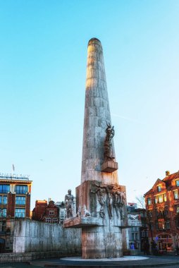 Amsterdam, Hollanda - 21 Aralık 2021: Baraj Meydanı 'ndaki Ulusal Anıt, 2. Dünya Savaşı' nın kayıplarını anmaktadır.