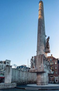 Amsterdam, Hollanda - 21 Aralık 2021: Baraj Meydanı 'ndaki Ulusal Anıt, 2. Dünya Savaşı' nın kayıplarını anmaktadır.