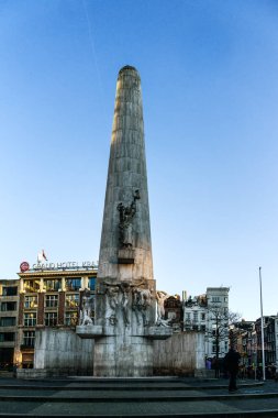 Amsterdam, Hollanda - 21 Aralık 2021: Baraj Meydanı 'ndaki Ulusal Anıt, 2. Dünya Savaşı' nın kayıplarını anmaktadır.