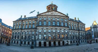 Amsterdam, Hollanda - 21 Aralık 2021: Baraj Meydanı Kraliyet Sarayı