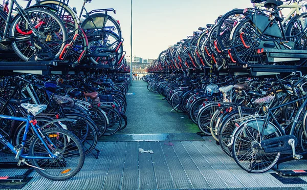 Ogromny Dwupoziomowy Parking Dla Rowerów Dworcu Centralnym Amsterdamie Holandia — Zdjęcie stockowe